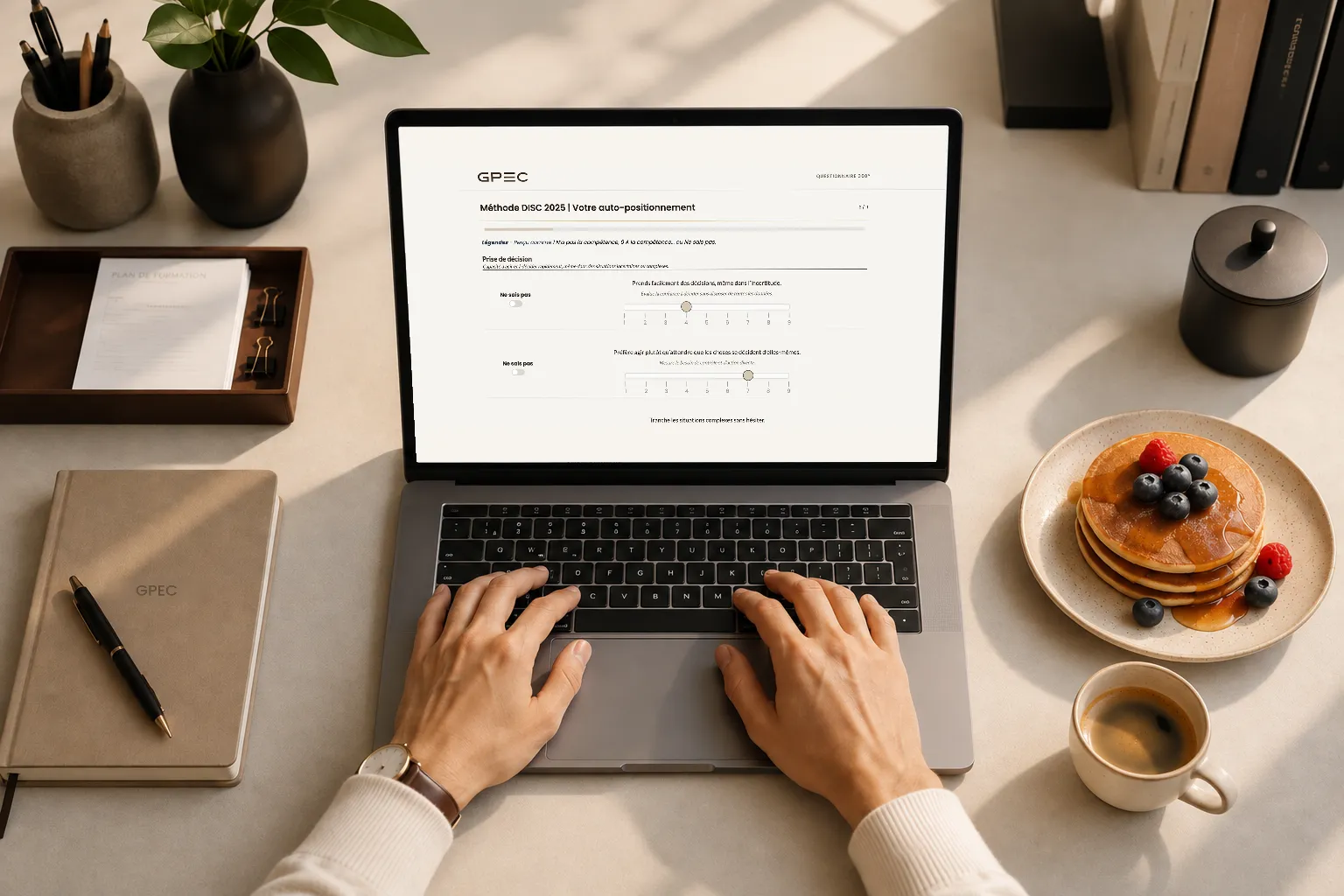 Questionnaire GPEC sur un ordinateur vu de dessus